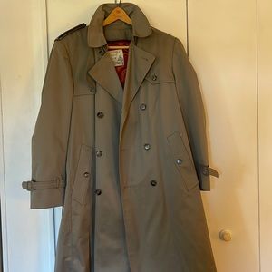 Towne by London Fog men’s size 42 (XL) vintage trench coat- in great condition
